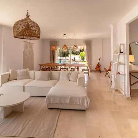 Luxury With Stunning Sea Views, 600m From The And The Port, Private Pool, Walking Distance To The Old Town And Amenities إِستيبونا