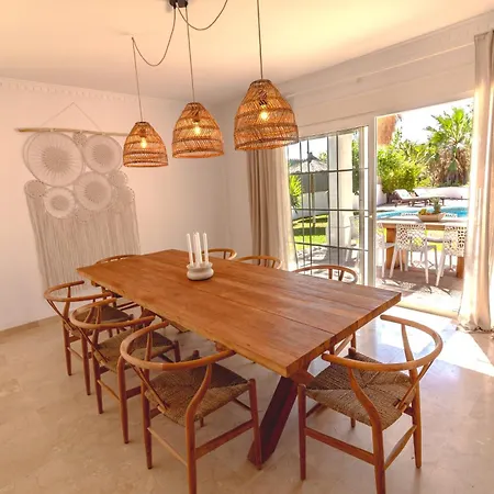 Luxury With Stunning Sea Views, 600m From The And The Port, Private Pool, Walking Distance To The Old Town And Amenities إِستيبونا