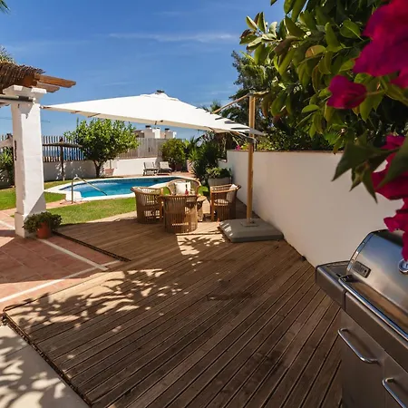 Villa Luxury With Stunning Sea Views, 600m From The And The Port, Private Pool, Walking Distance To The Old Town And Amenities Estepona